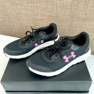 Girls size 4Y black sneakers.